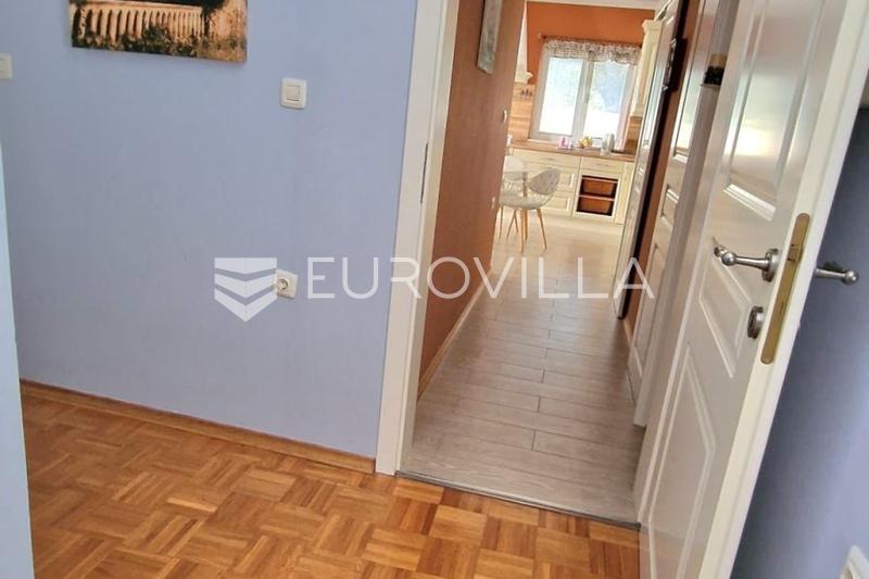 Pakoštane, three-bedroom apartment with garden in an excellent location