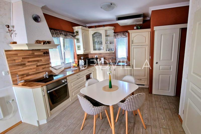 Pakoštane, three-bedroom apartment with garden in an excellent location