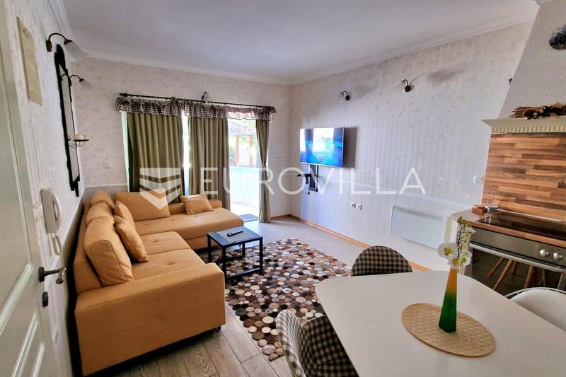 Pakoštane, three-bedroom apartment with garden in an excellent location