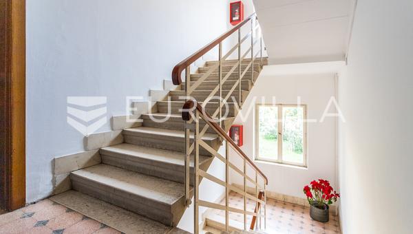 Split, Firule, trosoban stan površine 96m2, vrhunska lokacija