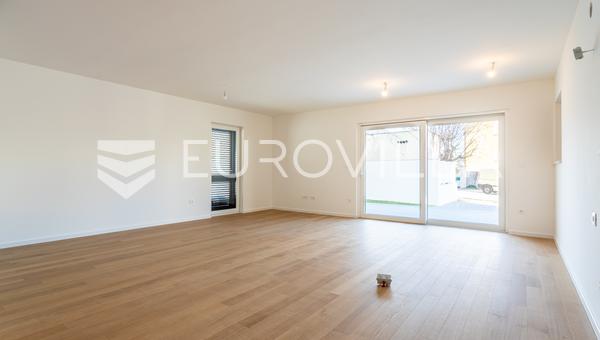 Vodice, OBRA NUEVA, espacioso apartamento con patio en el centro de la ciudad, 146,06 m²