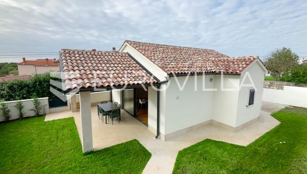 Istria, Bale, moderna casa de una sola planta en el centro.