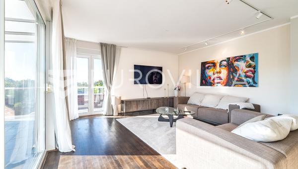 Zagreb, Zelengaj-Kraljevec, møbleret treværelses lejlighed på 112 m² og 2 udendørs parkeringspladser
