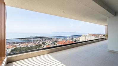 Makarska, prostran trosoban stan s privatnim bazenom i panoramskim pogledom na more