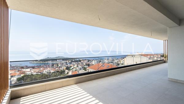 Makarska, tágas, három hálószobás apartman privát medencével és panorámás tengeri kilátással