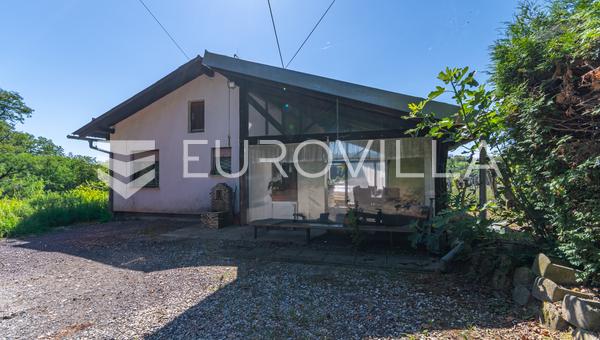 Strigova, Robadje - Maison avec une entreprise d'accueil établie