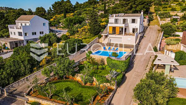 Šibenik, Zaborić, vackert hus med pool och panoramautsikt över havet, 438 m²