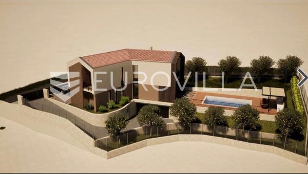 İstirya, Hum, proje ve inşaat ruhsatı olan arsa
