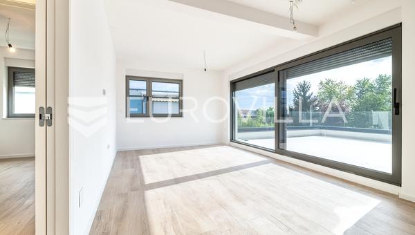 Samobor, centrum - nybyggeri, kontorlokale med stor terrasse og to parkeringspladser, 67,13 m²