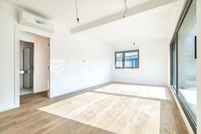 Samobor, merkez - yeni bina, geniş teraslı ve iki otoparklı ofis alanı, 67,13 m² - 2