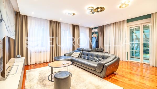 Zagreb, Dobri dol, en smuk, luksuriøst møbleret lejlighed med garage, 103 m²