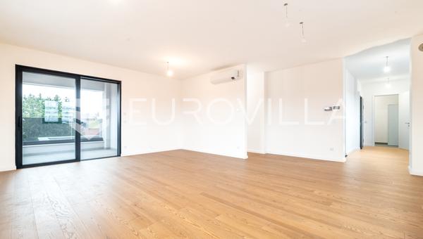 Zágráb, Zvonimirova, tágas irodahelyiség 2 garázsbeállóval, 188 m²