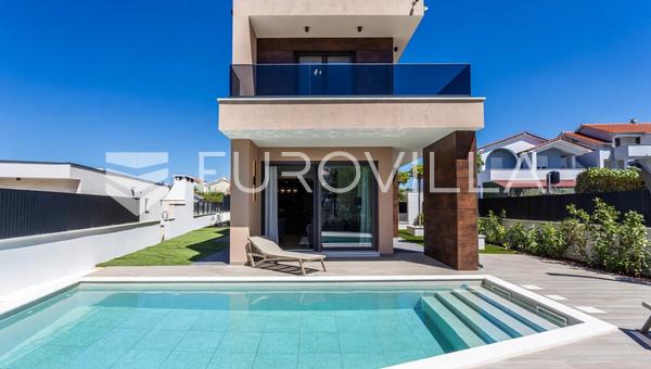 Vodice, villa de lujo con piscina, nueva construcción, parcela 480 m²