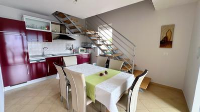 Isztria, Novigrad, Vonzó kétszintes apartman tengerre néző kilátással és közös medencével