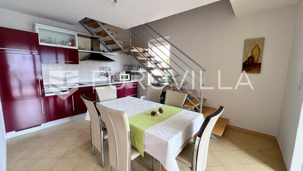 Istria, Novigrad, Atraktívny mezonetový apartmán s výhľadom na more a spoločným bazénom