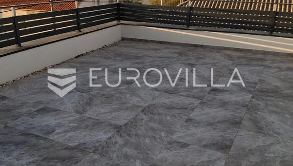 Zadar, Vir, NOVA CONSTRUÇÃO, apartamento de dois quartos com terraço na cobertura.