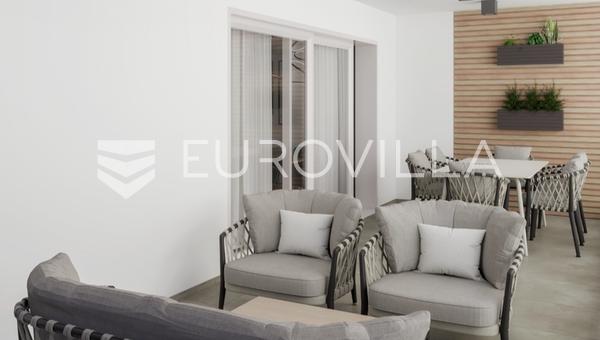 Okrug Gornji, kaksio kolmannessa kerroksessa, jossa on 76,04 m²:n kattoterassi