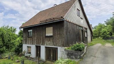 Ravna Gora, casa unifamiliar con dos dependencias, garaje y huerto