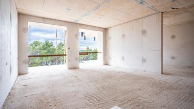 Omis, excelente apartamento de dois quartos no segundo andar de um prédio novo.