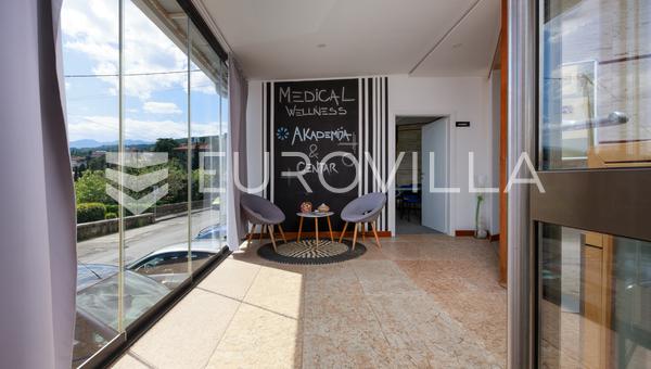 Opatija, Volosko, espacio comercial representativo, terraza 100 m²
