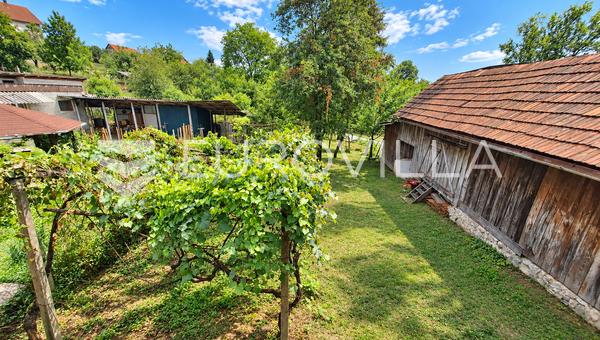 Duga Resa, Dvorjanci, maison en bois avec dépendance 100 m², emplacement calme