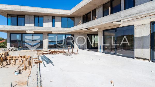 Rogoznica'da, denize ikinci sıra konumda, açık manzaralı çekici villa.