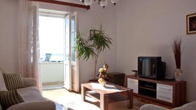 Split, Bačvice, apartamento de dois quartos com pátio e vista para o mar.
