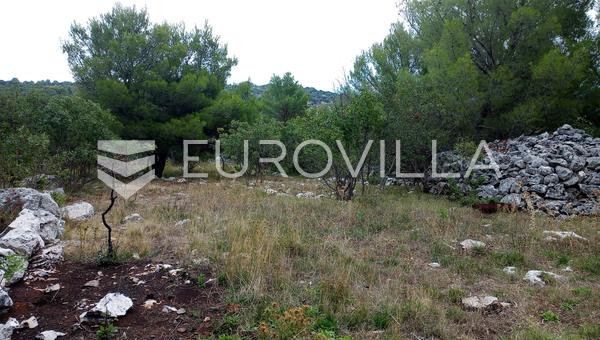 Brač, Donji Humac, zemljište površine 10984 m²