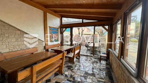 Istria, Umag, taberna bien establecida de 120 m² con una terraza exterior de 130 m²