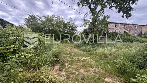 İstirya, Stanisi, arsa ve tarım arazisi ile eski taş ev