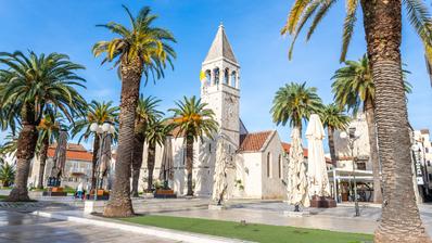 Trogir'de, deniz manzaralı, denize 50 metre mesafede üç daireli ev