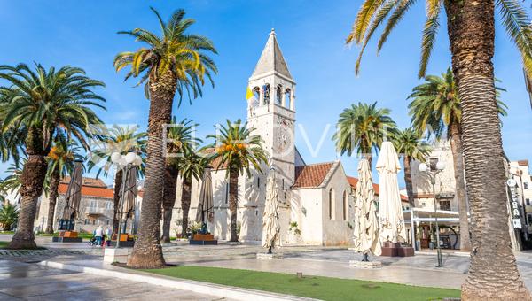 Trogir, kuća s tri apartmana s pogledom na more na 50 m od mora