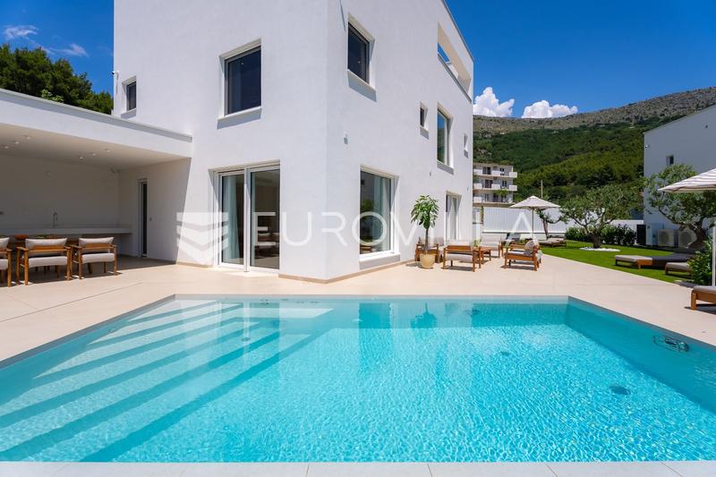 Podstrana, luksuzna vila s privatnom wellness i fitness zonom te pogledom na more - 32