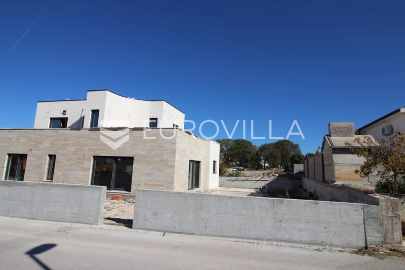 Vodice, moderna obiteljska kuća s bazenom, 176,40 m² - 8