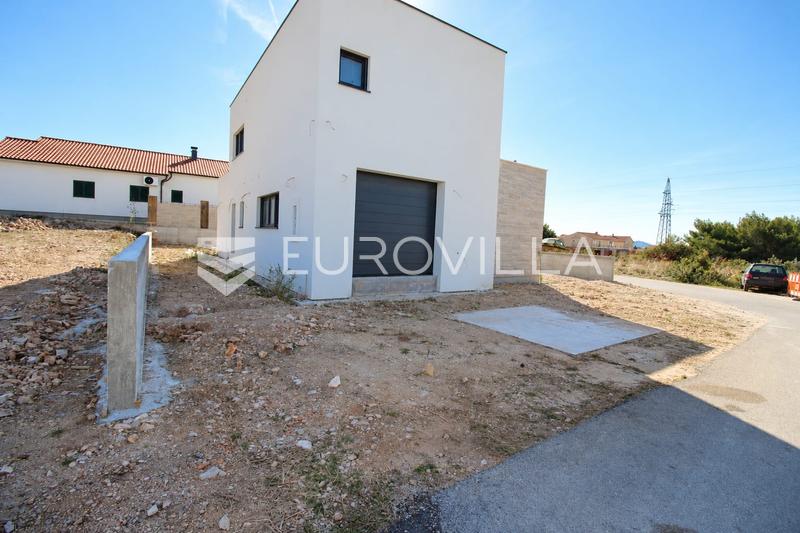 Vodice, moderna obiteljska kuća s bazenom, 176,40 m² - 10