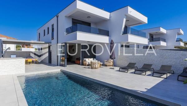 Istria, dintorni di Pola, bellissima casa bifamiliare con piscina