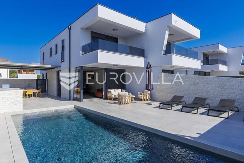 Istria, dintorni di Pola, bellissima casa bifamiliare con piscina - 1