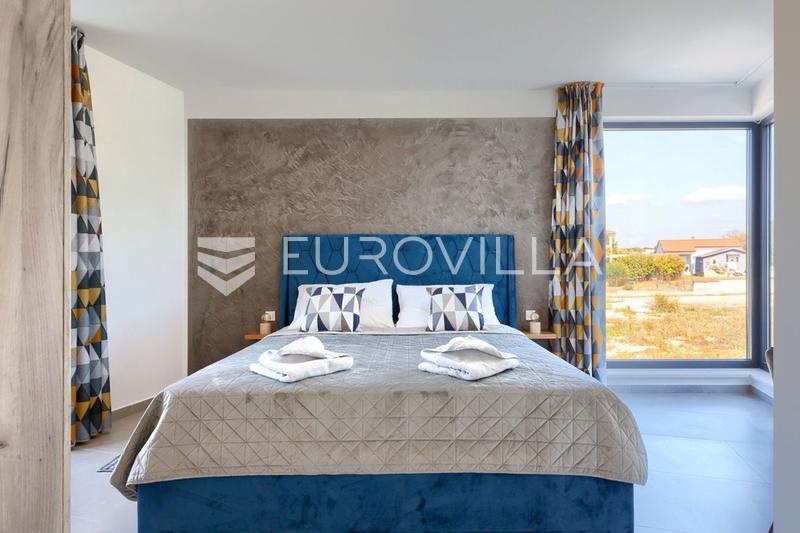Istria, dintorni di Pola, bellissima casa bifamiliare con piscina - 12