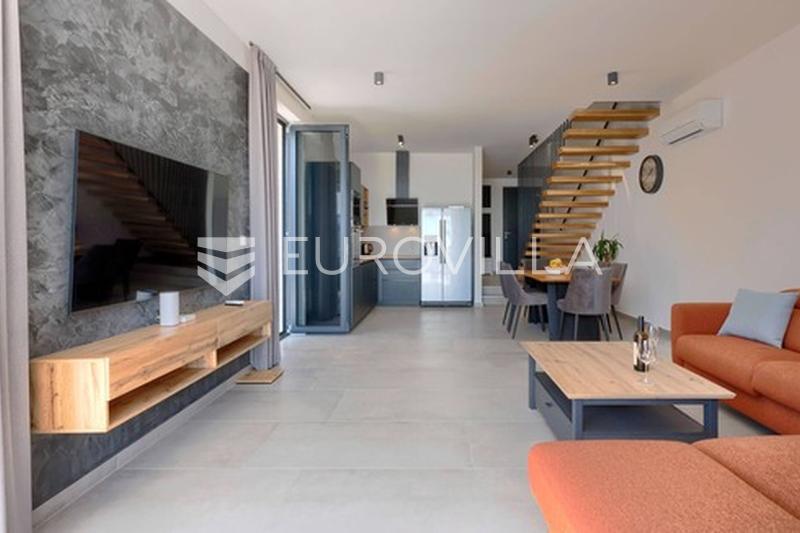 Istria, dintorni di Pola, bellissima casa bifamiliare con piscina - 4