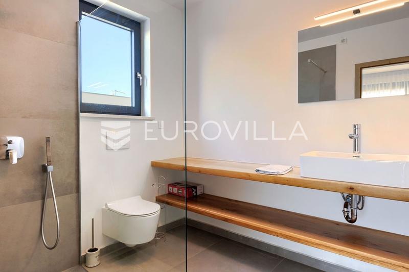 Istria, dintorni di Pola, bellissima casa bifamiliare con piscina - 14