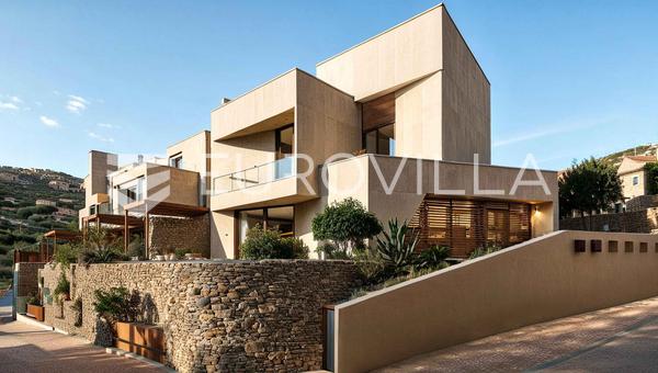 Klis, een moderne villa met zwembad in aanbouw.