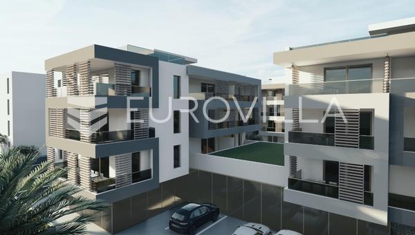 Split, Podstrana | dvosoban stan na prvom katu s garažnim mjestom