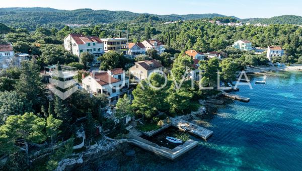 Otok Korčula, Soline, stan u suterenu kuće sa dva dodatna objekta, prvi red do mora