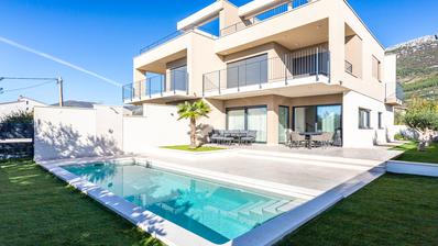 Kaštel Stari, moderna vila s lijepim pogledom