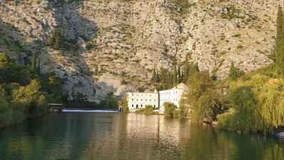 Dubrovnikin ympäristö - Komolac, olemassa oleva rakennus hotelliprojektilla