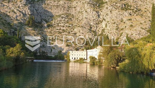 Dubrovnik Okolica - Komolac, Eksisterende bygning med et projekt til et hotel