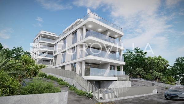 Trogir, appartement met twee slaapkamers en dakterras, eerste lijn
