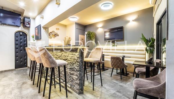 Split, Sucidar, en møbleret og veletableret cafébar på en stærkt trafikeret beliggenhed.