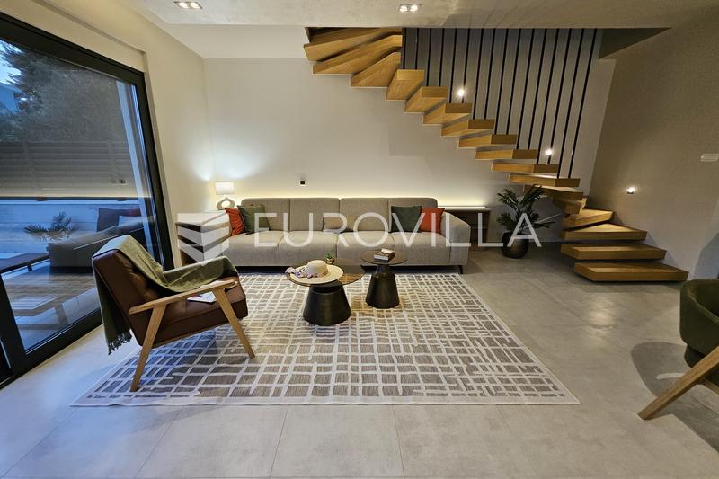 Srima, uudiskohde, huvila uima-altaalla - 8