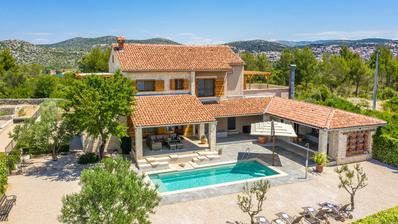 Šibenik, Martinska, prachtige stenen villa met een zwembad, tuin en speeltuin